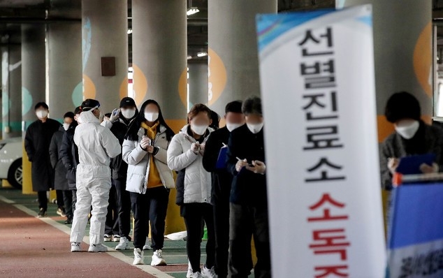 지난 13일 오후 경기 부천종합운동장에 마련된 선별진료소를 찾은 시민들이 검사를 받기 위해 대기하고 있다.