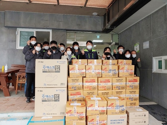 14일 대신아이씨티㈜(대표 이소영)는 사회복지법인 아동양육시설인 목포아동원을 방문해 쌀과 라면, 마스크(500만 원 상당)를 기증했다/사진=빅데이터뉴스