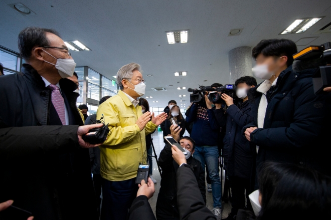 경기대학교를 방문해 감사표시를 하고 있는 이재명 지사 / 사진 = 경기도