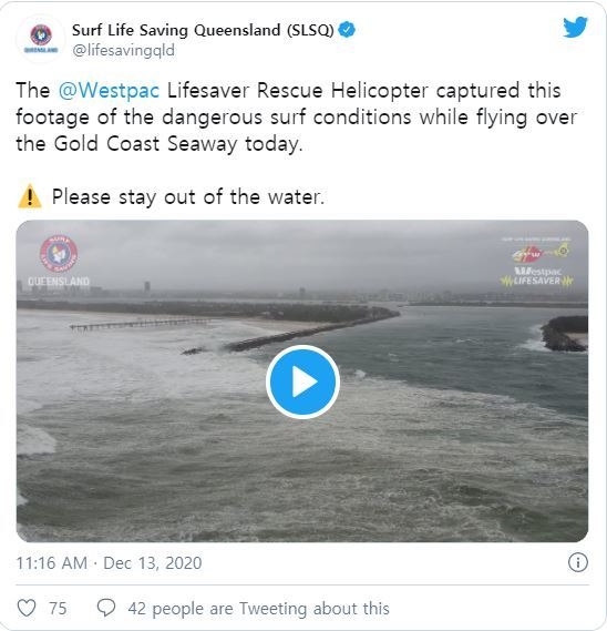 호주 동부의 1000㎞에 이르는 해안에 14일 400㎜의 폭우가 쏟아진데다 높이 8m의 높은 다도가 몰아치면서 송전선이 파손돼 브리즈번과 골드코스트 등 도시들에서 2000여 가구에 전기가 끊기고 일부 해안선들이 침식돼 씻겨내려갔다고 영국 BBC가 보도했다. <사진 출처 : 트위터 캡처>