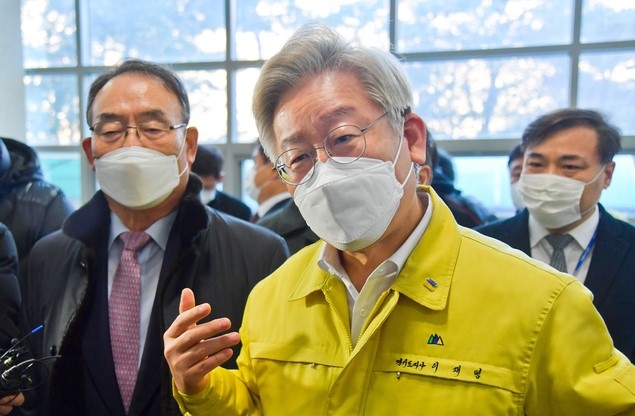 이재명 경기도지사가 14일 오전 신종 코로나바이러스 감염증(코로나19) 생활치료센터로 전환 예정인 경기도 수원시 영통구 경기대학교 경기드림타워를 방문해 학생들의 질문에 답변하고 있다.