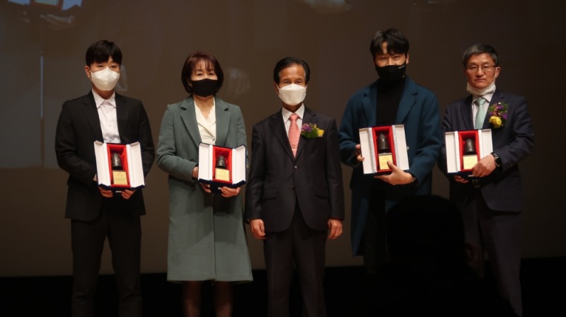 사진=좌측부터 베리컬처 한호주 대표이사(대리수상 안요한 본부장), 에이케이컴퍼니 안수진 대표이사, (사)한국영화인총연협회 지상학 회장, 유튜버 조충현, 신협 공제사업부문 송재근 대표이사