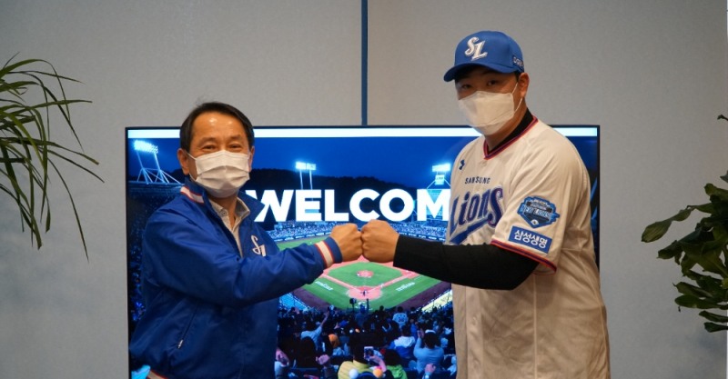 삼성은 FA 오재일과 4년동안 최대 50억원에 계약을 맺었다.