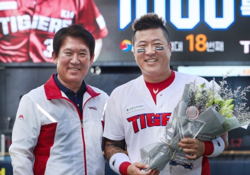 KIA는 최형우와 3년 총액 47억원에 FA 계약을 맺었다. 이로써 최형우는 KIA에서만 7년 동안 147억원의 FA 대박을 터뜨렸다.