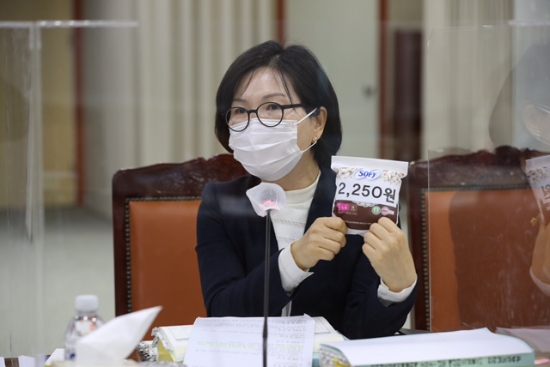 전남도의회 정옥님 의원(더불어민주당, 비례)은 지난 11일 열린 제2차 정례회 예산결산특별위원회 전남도교육비특별회계 2021년 예산안 심사에서 여학생 위생용품의 수박 겉핥기 식 지원에 대해 강하게 질타했다/사진=전남도의회