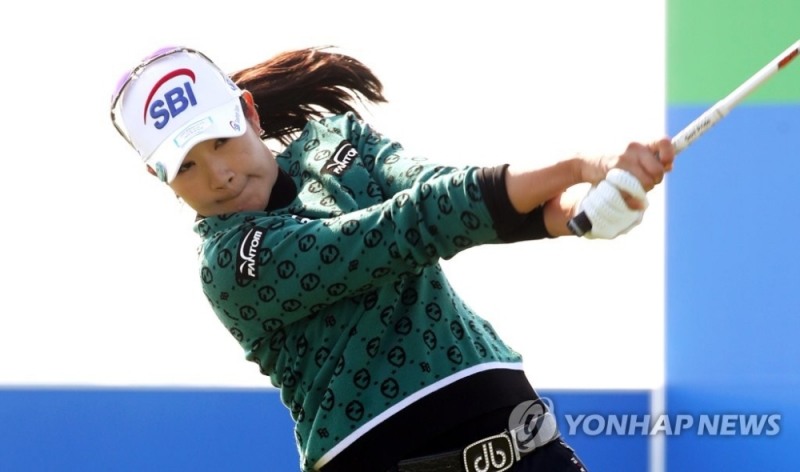 KLPGA 대회서 김아림이 드라이버샷을 날리고 있다. 