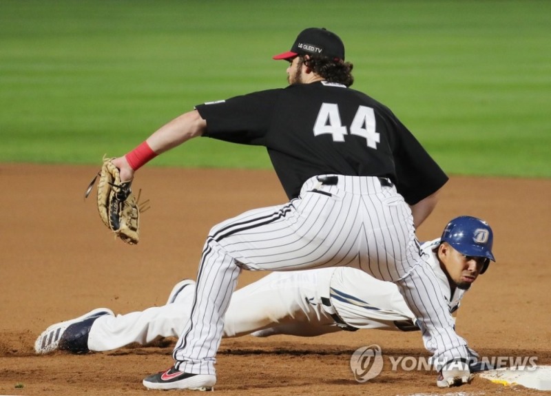 투수나 포수는 견제구로 주자들의 리드를 통제하거나 아웃을 잡는 경우도 있다. 사진은 지난 9월24일 경남 창원NC파크에서 열린 프로야구 LG 트윈스-NC 다이노스 경기. 4회말 무사 1,3루에서 NC 1루주자 알테어가 LG 투수 이민호의 견제구에 다이빙하며 귀루하고 있다.