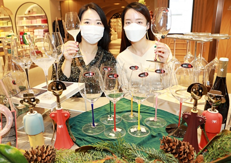 롯데白, 연말 홈파티 시즌 맞아 프리미엄 와인용품 선봬