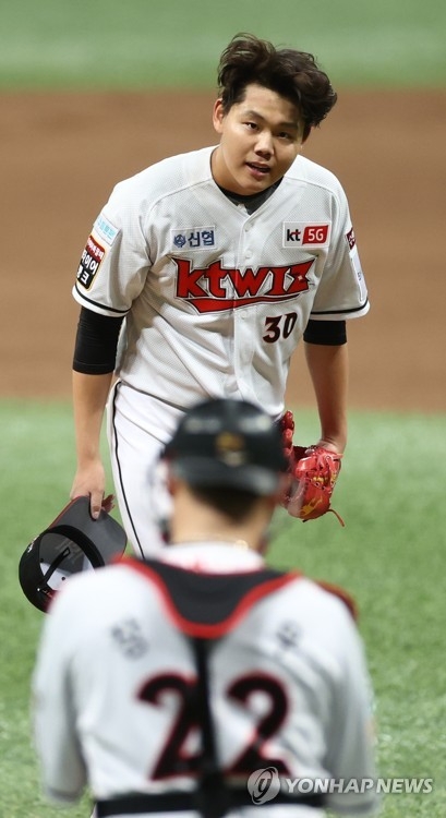 2020 프로야구 포스트시즌 플레이오프 1차전(11월 9일)에서 선발로 나선 KT의 소형준이 7회초 마운드를 내려 오면서 포수 장성우에게 모자를 벗고 정중하게 인사하고 있다.