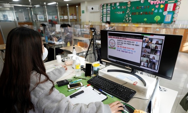 신종 코로나바이러스 감염증(코로나19) 확산 여파로 서울지역 유, 초, 특수학교의 전면 원격수업 전환을 하루 앞둔 14일 서울 화랑초등학교에서 학생과 선생님들이 올해 마지막 대면(원격 병행) 수업을 하고 있다.