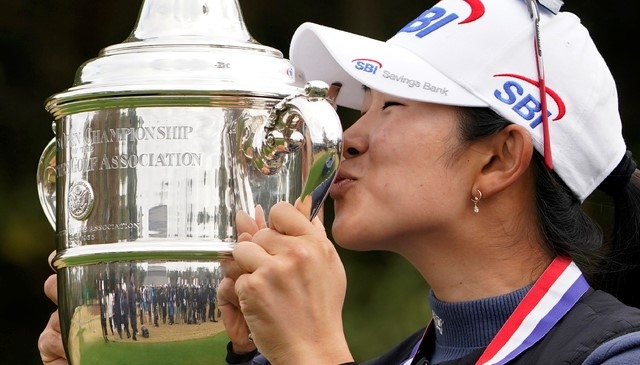 김아림이 14일(현지시간) 미 텍사스주 휴스턴의 챔피언스 골프클럽에서 막을 내린 미국여자프로골프(LPGA) 투어 제75회 US여자오픈에서 우승해 트로피를 들고 입 맞추고 있다. 이 대회에 처음 출전한 김아림은 최종합계 3언더파 281타로 선두 시부노 히나코(일본)에 역전 우승했다.