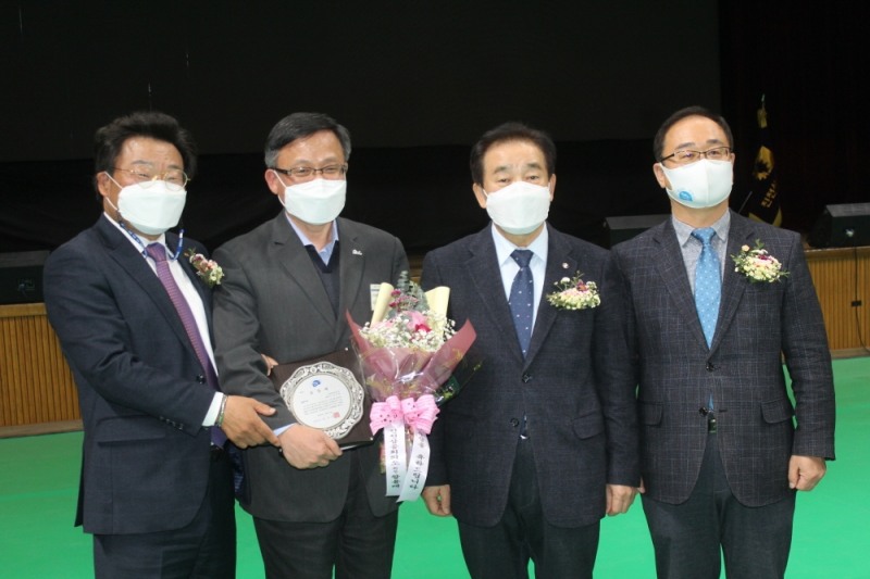 ㈜비에이치앤바이오가 진천군 기업인의 날 행사에서 기업부문 종합대상을 수상했다. (왼쪽부터) 왕용래 진천상공회의소 회장, 이근갑 대표, 송기섭 진천군수, 김성우 진천군의회 의장