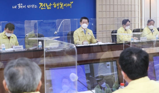 김영록 전라남도지사가 15일 오전 도청 서재필실에서 실국장 정책회의를 주재하고 있다. 김 지사는 코로나 방역은 도민의 건강과 안전을 위해 어느 상황에서도 최우선순위라고 밝혔다./사진=전라남도