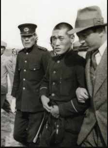 손기정은 여의도 공항에 도착하자마자 일제 형사들에 이끌려 남산에 있는 조선신궁에 가서 승전보고를 해야 했다.