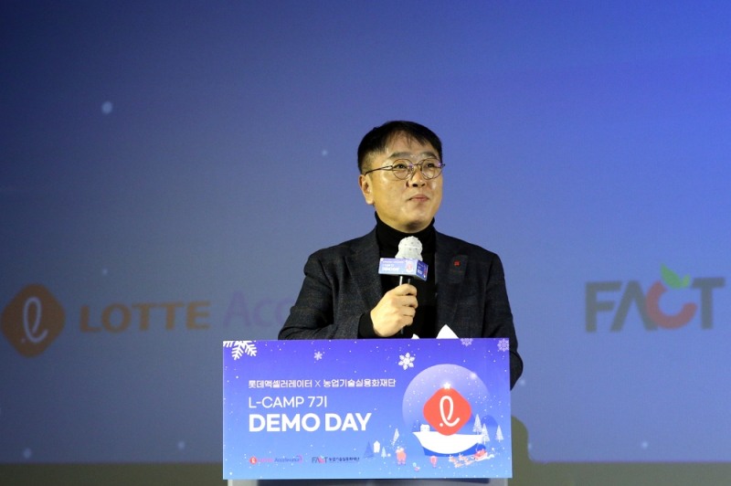 15일, 롯데시네마 월드타워관에서 진행한 '엘캠프(L-Camp) 데모데이'에서 전영민 롯데액셀러레이터 대표가 인사말을 하고 있다./사진=롯데지주 제공
