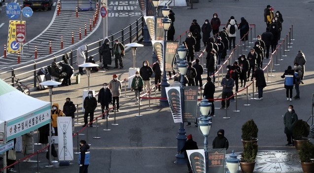 15일 중구 서울역 광장에 마련된 중구 임시 선별진료소에서 시민들이 코로나19 검사를 받기 위해 줄지어 대기하고 있다.