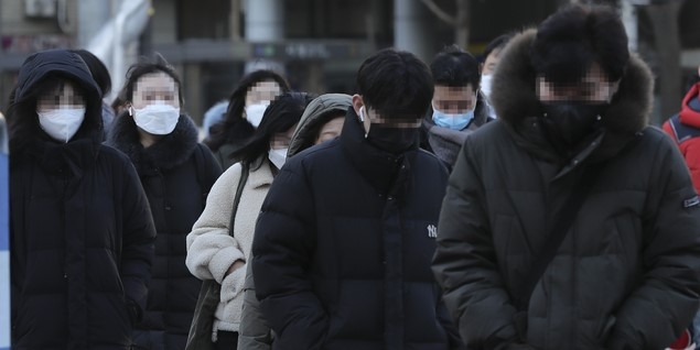 서울 아침 최저기온 영하 11도까지 떨어지며 한파주의보가 내려진 15일 오전 서울 중구 시청역 인근에서 시민들이 출근길 발걸음을 재촉하고 있다.