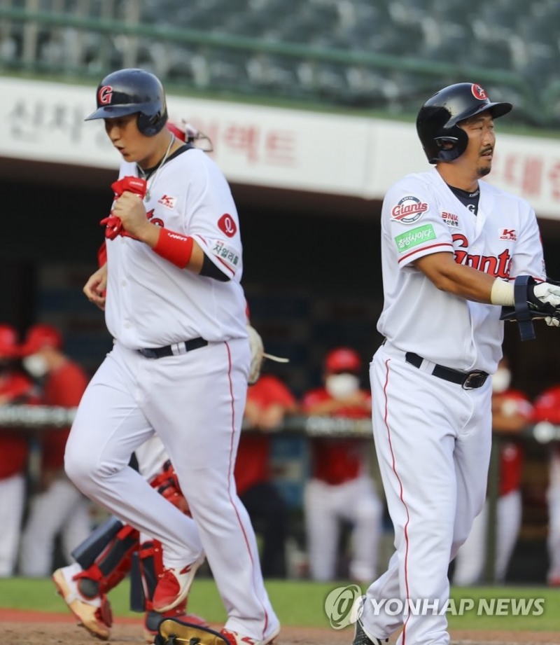 밀어내기 득점은 투수와 타자간의 심리전으로 인해 일어나는 경우가 많다. 사진은 지난 9월 4일 부산 사직구장에서 열린 프로야구 KIA 타이거즈- 롯데 자이언츠 경기. 7회 말 1사 만루에서 롯데 3루주자 이대호가 밀어내기로 득점하고 있다.