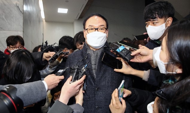 16일 새벽 윤석열 검찰총장 검사징계위원회 2차 심의를 마친 정한중 징계위원장 직무대리가 경기 과천 법무부 청사를 나서고 있다.