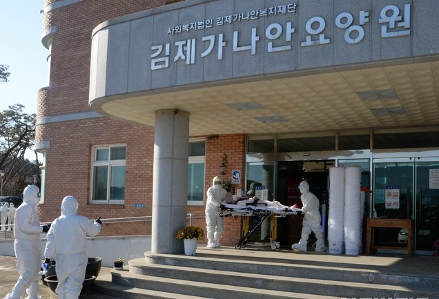 전북 김제시 김제가나안요양원에 신종 코로나바이러스 감염증(코로나19) 확진자가 집단 발생한 15일 소방관들이 확진 판정을 받은 어르신의 격리시설 이송을 위해 분주하게 움직이고 있다.
