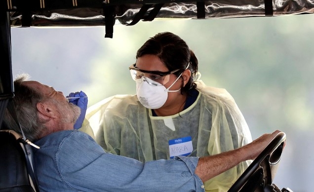 3월 23일(현지시간) 미 플로리다주 더 빌리지의 승차검진소(드라이브 스루)에서 한 주민이 신종 코로나바이러스 감염증 검사를 받고 있다.