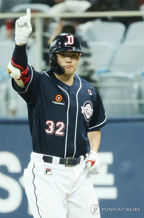 김재환은 한국시리즈에서 고개를 숙였지만 올시즌 팀에서 유일하게 30홈런-100안타-100타점을 기록하며 4번타자로의 면모를 과시했다.