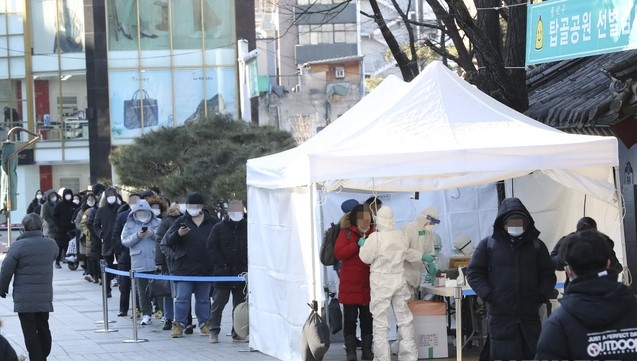 15일 서울 종로구 탑골공원 앞에 차려진 탑골공원 임시 선별진료소에서 시민들이 코로나19 검사를 받기 위해 줄지어 대기하고 있다.