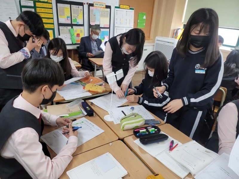 지난 10월 석전중학교 수업명인 교사 활동 대상자 수학과 김희자 선생님의 연구형 수업 심사 받는 모습. 사진=경북교육청 제공