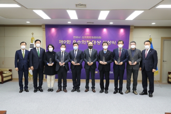 전남도의회, ‘제9회 우수의정대상'수상은 김용호(강진2), 민병대(여수3), 박종원(담양1), 오하근(순천4), 윤명희(비례), 이동현(보성2), 최명수(나주2) 의원이 ‘우수의정대상’을 수상하는 영예를 안았다/사진=전남도의회