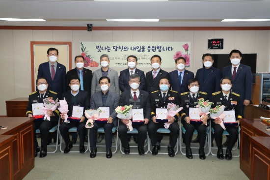 전남도의회 안전건설소방위원회는 지난 15일 상임위 소관 실국 ‘퇴직공무원 공로패 수여식’을 열어 평생을 공직에 몸담으며 전남도 발전과 도민의 행복을 위해 헌신해 온 공직자 8명에 대한 공로패 수여식을 가졌다/사진=전남도의회