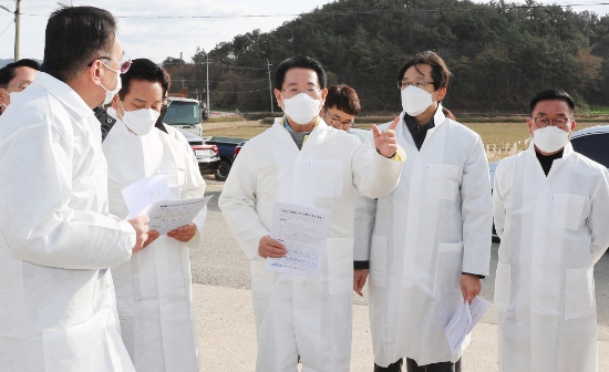 김영록 전라남도지사가 지난 11월 28일 오후 영암군 신북면 조류인플루엔자(AI) 방역통제 초소를 방문, 이용보 전남도 동물방역과장으로부터 거점소독시설 등 방역추진 현황에 대해 설명을 듣고 있다./사진=전라남도