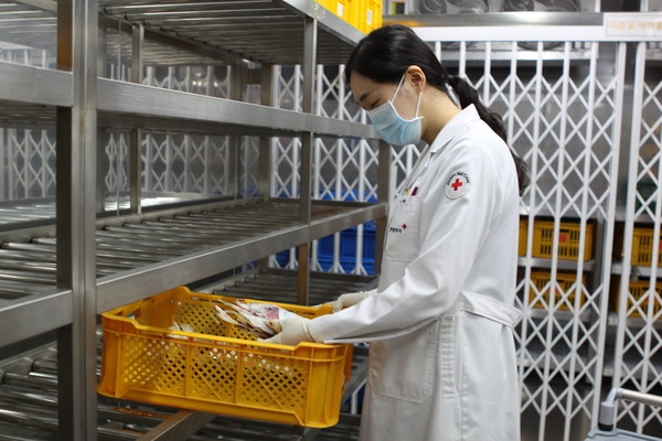 텅 비어 있는 혈액 보관소