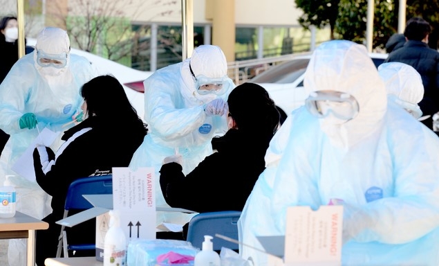 울산 남구 한 고등학교 학생이 신종 코로나 바이러스 감염증(코로나19) 확진판정을 받은 16일 오전 해당 고등학교 선별진료소에서 학생들이 코로나19 검사를 받고 있다.