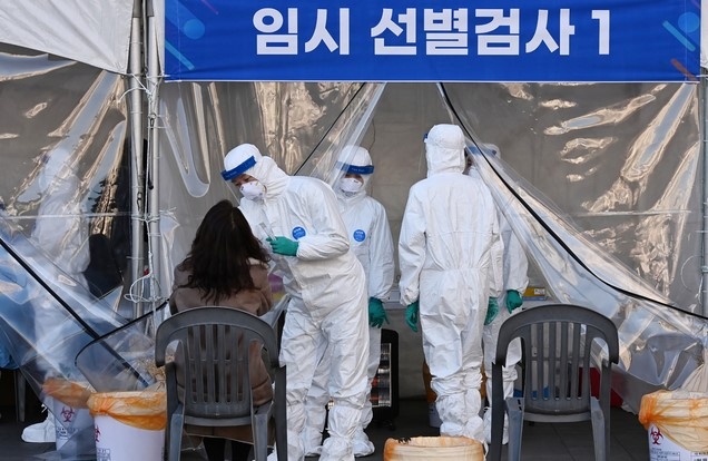 16일 오후 경기도 수원시 팔달구 수원역 광장에 설치된 신종 코로나바이러스 감염증(코로나19) 임시 선별 검사소에서 의료진이 검체를 채취하고 있다.