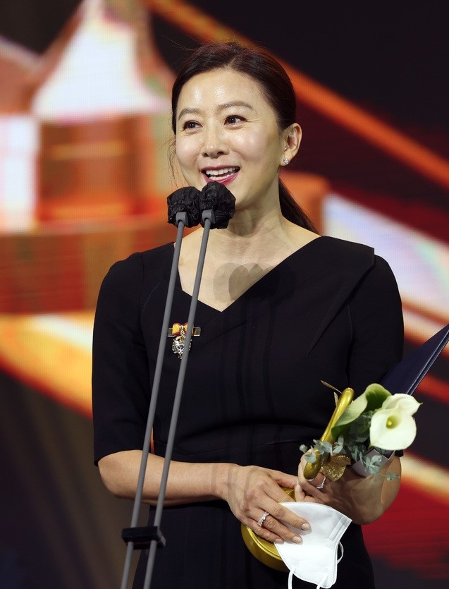 지난 28일 서울 경희대학교에서 열린 '2020 대한민국 대중문화예술상' 시상식에서 대통령 표창을 수상한 배우 김희애가 수상소감을 밝히고 있다. (사진=문화체육관광부 제공)