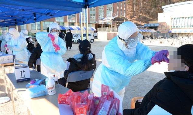 울산 남구 한 고등학교 학생이 신종 코로나 바이러스 감염증(코로나19) 확진판정을 받은 16일 오전 해당 고등학교 선별진료소에서 학생들이 코로나19 검사를 받고 있다.