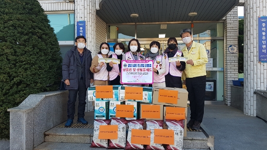 광양여성라이온스클럽(회장 박희미)은 지난 15일 연말연시를 맞아 어려운 이웃을 위해 나눔을 실천코자 중마동주민센터를 찾아 100만 원 상당 후원물품을 기탁했다/사진=광양시