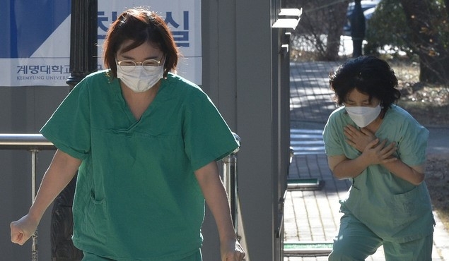 전국이 영하권 날씨를 보인 16일 오전 대구 중구 계명대학교 동산병원 코로나19 격리병동에서 교대 하고 나온 의료진이 추위 속에 이동하고 있다.