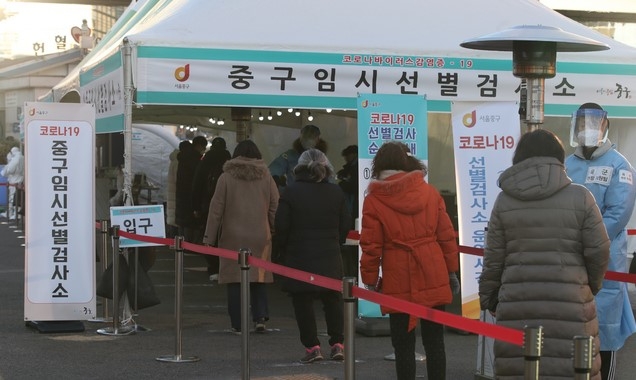 16일 오후 서울 중구 서울역 임시선별검사소에서 시민들이 신종 코로나 바이러스 감염증(코로나19) 검사를 받기 위해 줄서 기다리고 있다.