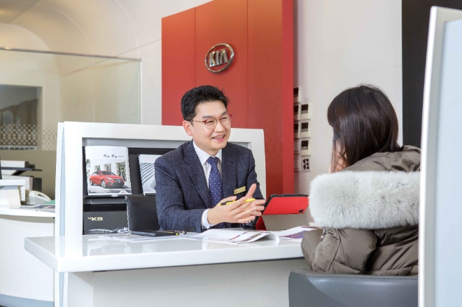 기아자동차㈜는 진주지점 박성룡 영업부장이 누계 판매 4천 대를 달성해 ‘그랜드 마스터(Grand Master)’에 올랐다고 17일(목) 밝혔다.사진은 누계 판매 4천 대를 달성한 박성룡 영업부장이 진주지점에서 포즈를 취하고 있는 모습.