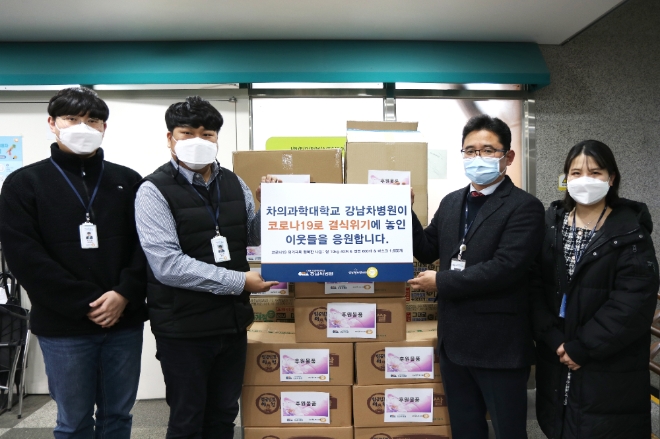 지난 16일 문원수 강남차병원 행정관리실장(왼쪽 3번째)이 지역 내 취약계층을 위한 후원물품을 장지덕 강남푸드뱅크마켓센터 일원점 팀장(왼쪽 2번째)에게 전달하고 있다.