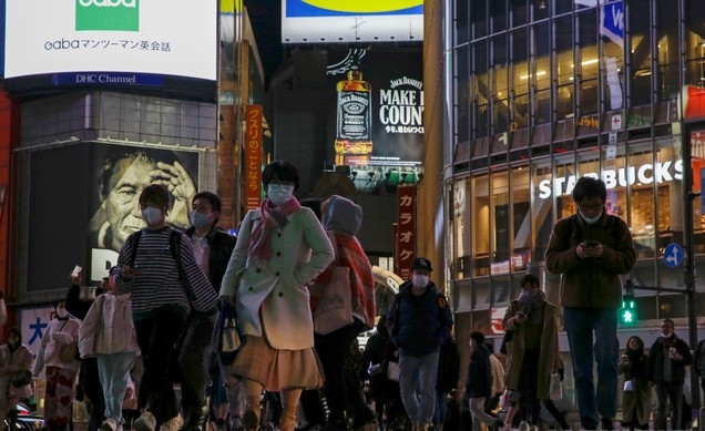 지난 1일 일본 도쿄의 밤 거리를 신종 코로나바이러스 감염증(코로나19)을 예방하기 위해 마스크를 착용한 시민들이 걷고 있다. 도쿄에서는 주류를 제공하는 음식점의 영업시간이 오후 10시로 단축된 상태다.