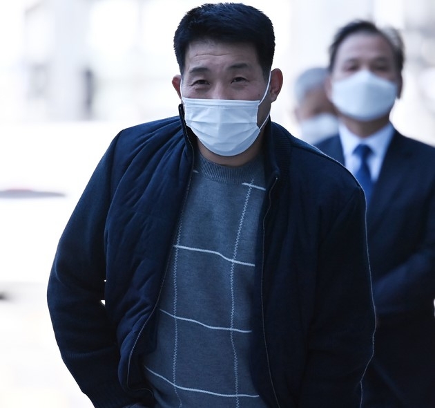 이춘재 연쇄살인 8차 사건 범인으로 몰려 20년간 억울한 옥살이를 한 윤성여(53)씨가 2일 경기 수원시 영통구 수원지방법원에서 열린 재심 공판에 출석하고 있다.