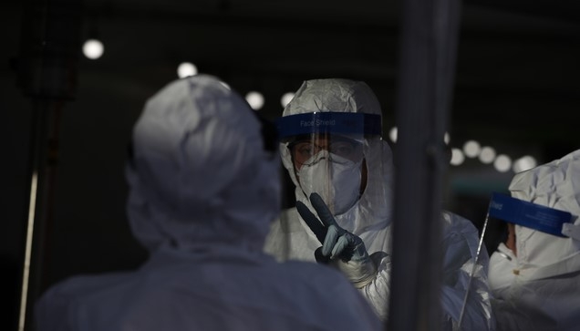 16일 오후 서울 중구 서울역 임시선별검사소에서 의료진이 신종 코로나 바이러스 감염증(코로나19) 검사를 하던 중 대화를 나누고 있다.