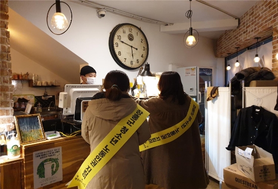 장흥군은 최근 지역 청소년들의 노동인권 인식개선을 위해 고용주 거리 홍보캠페인에 나섰다/사진=고흥군