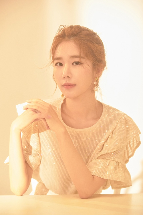 배우 유인나가 청각장애 아동을 위해 5천만원을 기부했다.