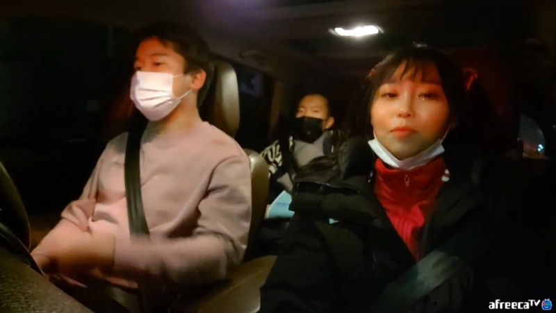 BJ 갓애견은 지난 14일 달라와 함께 합동 방송 송 중 감기가 걸렸다는 동료 BJ에게 "와서 코로나 다 옮겨"라는 발언을 했다(사진=아프리카TV 발췌).