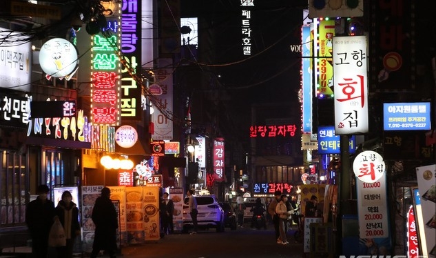 사회적거리두기 2.5단계로 격상했지만 여전히 확산세가 꺾기지 않고 있는 가운데 11일 오후 서울 영등포 먹자골목이 한산한 모습을 보이고 있다.