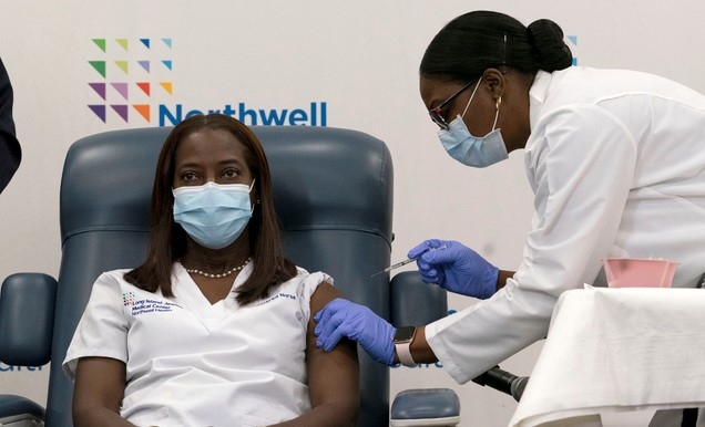 뉴욕 퀸스의 중환자실 간호사 샌드라 린지가 미국에서 최초로 신종 코로나바이러스 감염증(코로나19) 백신을 맞고 있다. 린지는 "희망과 안도를 느낀다"며 "나는 (백신이) 이 고통스러운 시간을 마칠 시작점이길 바란다"고 소감을 밝혔다.