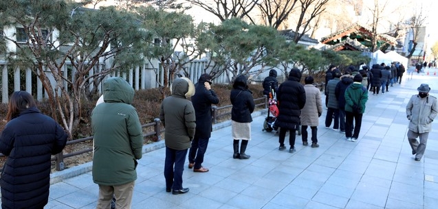 15일 서울 종로구 탑골공원 앞에 차려진 탑골공원 임시 선별진료소에서 시민들이 코로나19 검사를 받기 위해 줄지어 대기하고 있다.